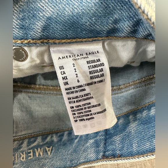 Like New American Eagle Light Wash Ripped Straight Leg Mom Jeans High Waist - Picture 5 of 6